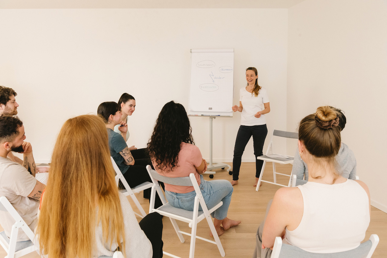 Nadine enseigne la théorie de la thérapie Althea